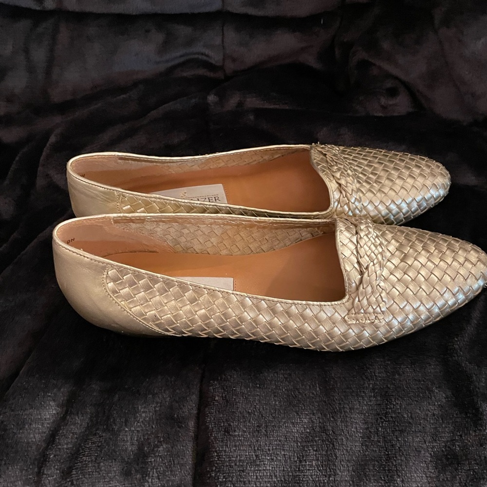 Designer Naturalizer Gold Dressy Flat. Size 9N